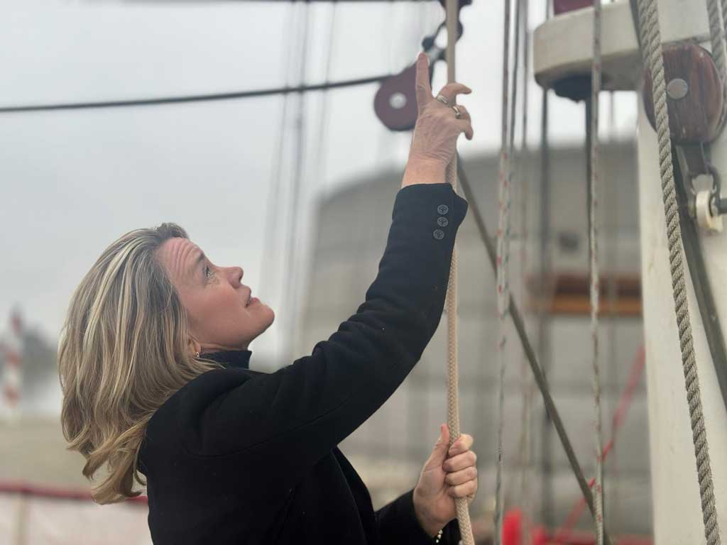 NativprimairConniePointing